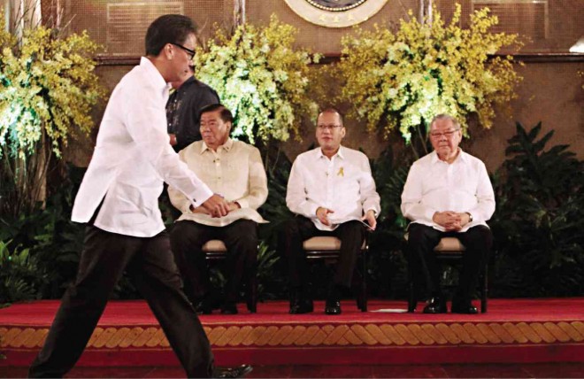 WHO’LL PALACE BLESS IN 2016?   Interior Secretary Mar Roxas strides confidently to the podium to introduce President Aquino (seated, center) during an agenda-setting meeting with political allies, civic groups and supporters  in Malacañang on Friday, with fellow Liberal Party members Senate President Franklin Drilon (left), and Speaker Feliciano Belmonte Jr.  Roxas is the LP’s presumptive presidential contender in 2016.  GRIG C. MONTEGRANDE 