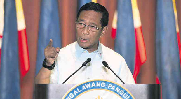 ‘I’M A FIGHTER’  Vice President Jejomar Binay delivers his 20-minute speech that supposedly  answered allegations of corruption while he was the mayor of Makati City.  RAFFY LERMA