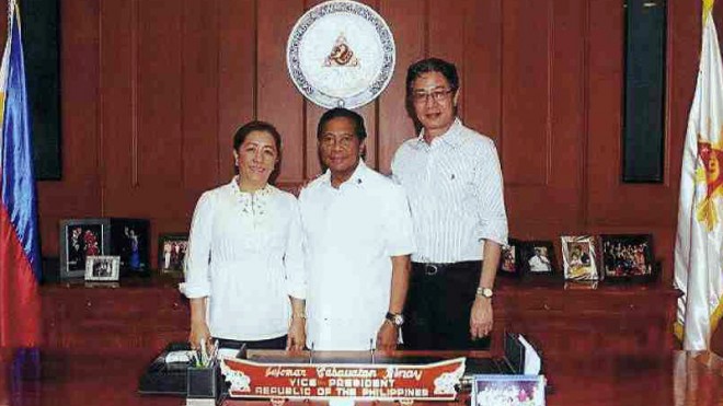 CLOSE FRIENDS OF BINAY  Vice President Jejomar Binay poses with his reported business partners Erlinda S. Chong and Kim Tun S. Chong, supposedly the “owners” of Meriras Realty and Development Corp.  CONTRIBUTED PHOTO