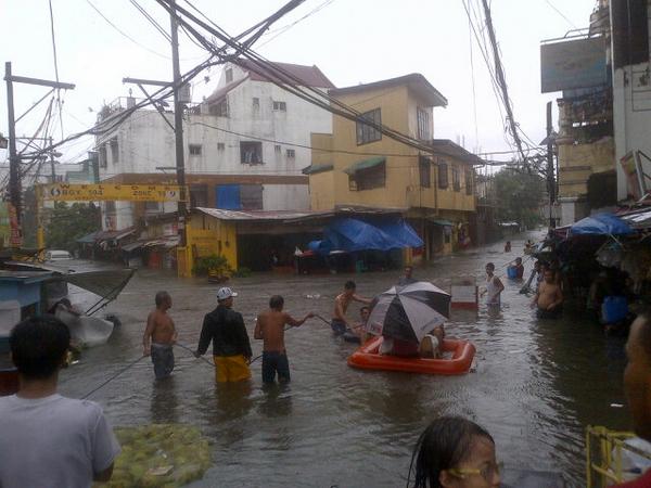 Knee to waist-deep flood at V.Mapa in Sta.Mesa Manila. #MarioPH --Nestor Corrales