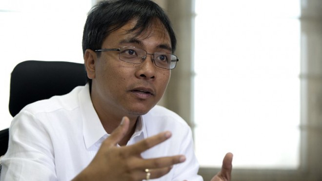 In this picture taken on March 31, 2014, Naderev Saño, the country's lead negotiator at United Nations climate talks, gestures during an interview in Manila. A Philippine diplomat said on September 25 he is to go on a 1,000-kilometer (620-mile) walk to a city destroyed by Super Typhoon “Yolanda” to drum up awareness about the devastating impact of climate change.  AFP PHOTO/NOEL CELIS