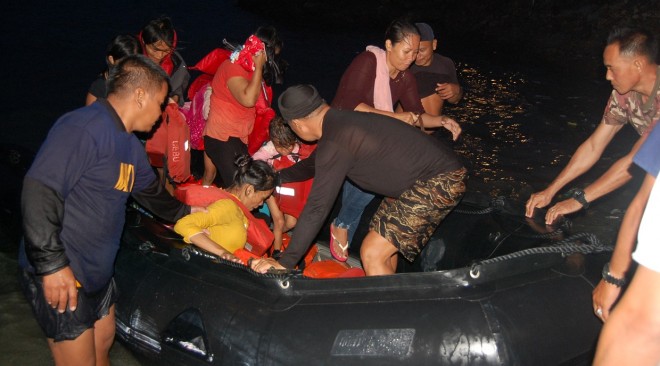 Members of the Philippine Navy in Cebu rescues passengers of a capsized motorized boat off the coasts of Cebu Friday evening. Photo courtesy of the Philippine Navy