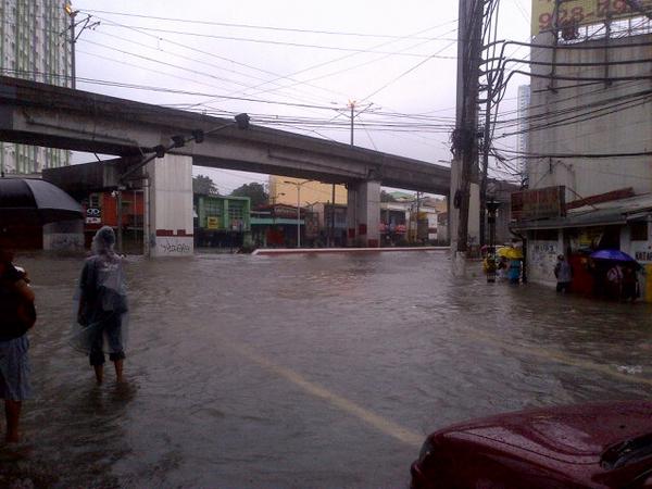 Waist deep flood along Aurora Blvd near LRT-2 V. Mapa station; not passable to vehicles. #MarioPH --Nestor Corrales