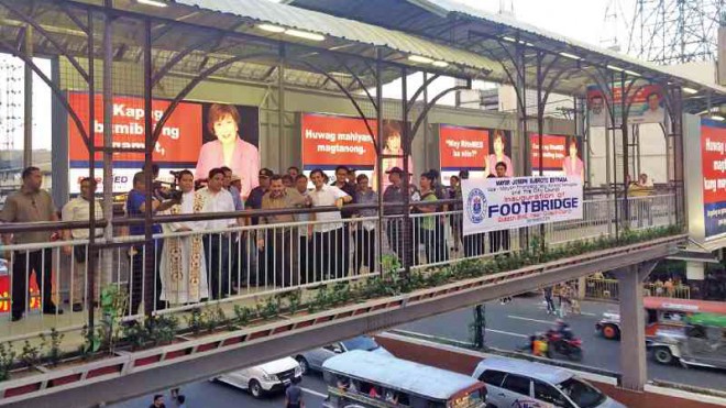 Manila Mayor Joseph Estrada and Vice Mayor Francisco “Isko Moreno” Domagoso open what they called the country’s first eco-footbridge equipped with LED lights and CCTV cameras near Quiapo Church in Manila.  NATHANIEL MELICAN