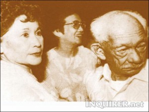 Inquirer founding chair Eggie Apostol with former President Cory Aquino and former Manila Times publisher Chino Roces.  
