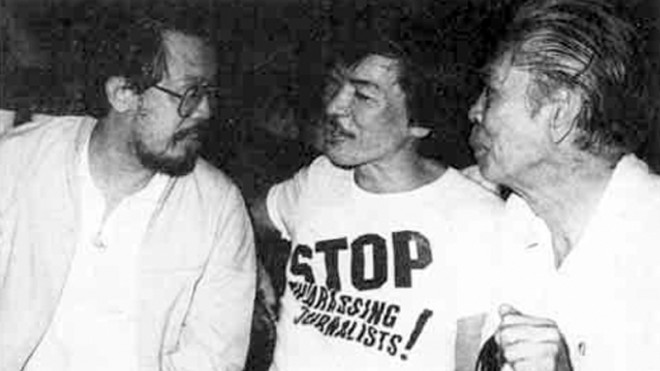 BEFORE THE ESCAPE This 1984 photo shows “We Forum” editor Jose Burgos (left) talking with detained journalist SaturOcampo (middle) and the lateWe Forum columnist Armando Malay. Ocampo was then on a one-day furlough to celebrate Press Freedom Day at theNational Press Club. In May 1985, he was again allowed to return to theNPC where he escaped from hismilitary captors. This picture was taken from the book “The Philippine Press Under Siege.”