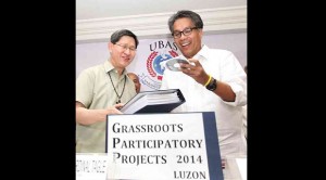 INTERIOR Secretary Mar Roxas, whose department would implement GPB, poses with Manila Archbishop Luis Antonio Cardinal Tagle after signing a deal for the Church to help monitor the use of funds for the program. CONTRIBUTED PHOTO 