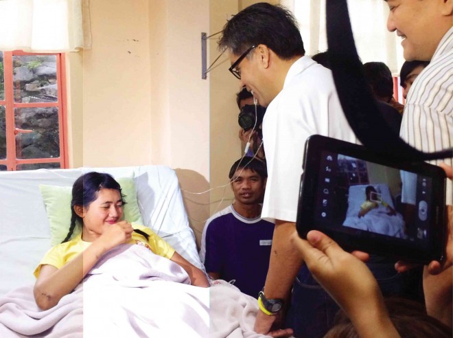 JAMEROSE Bankin, 15, a survivor of the Sept. 9 road crash in Benguet province, chats with Interior Secretary Mar Roxas at  Baguio General Hospital and Medical Center.  VINCENT CABREZA/INQUIRER NORTHERN LUZON 