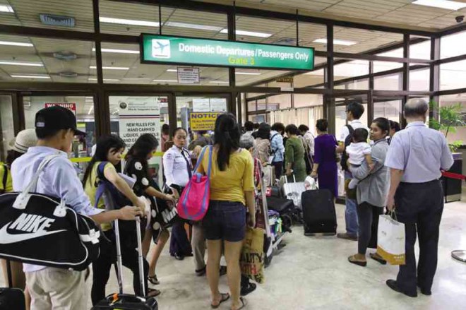 PASSENGERS queuing to take their flights at the Mactan-Cebu International Airport (MCIA). JUNJIE MENDOZA/CEBU DAILY NEWS 