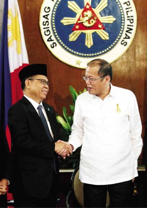 MILF chair Al Haj Murad Ebrahim shakes hands with President Aquino the first time he set foot in Malacañang in March. MALACAÑANG PHOTO