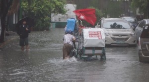 Commuters stuck in flood have no choice but to avail of pedicabs. CONTRIBUTED PHOTO/Clive Linssen