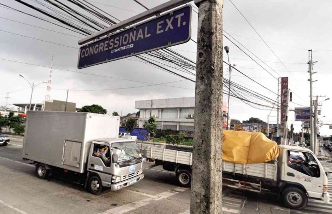 PUNISHED PAVEMENT To explain its upcoming repair works on Congressional Avenue, the Department of Public Works and Highways blames trucks and other heavy vehicles for the road’s deteriorating condition. RICHARD A. REYES