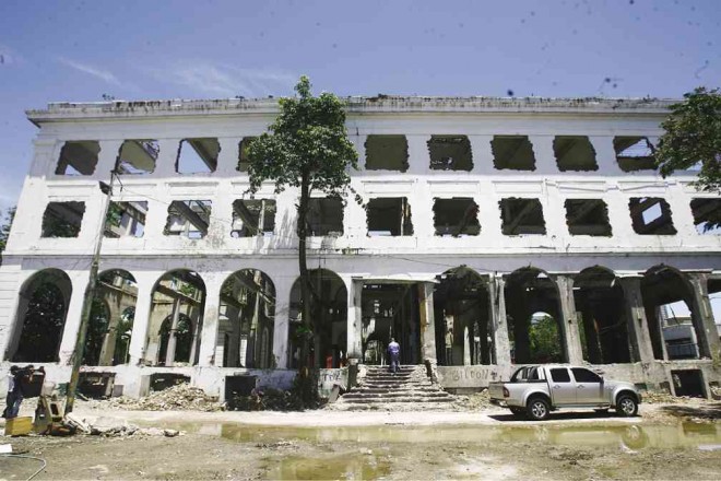 CAN IT BE SAVED?  What’s left of the Manila Army and Navy Club after the demolition works initiated by a private developer which plans to transform the site into a five-star boutique hotel.  JOAN BONDOC