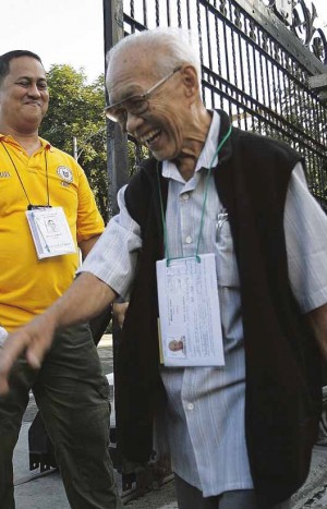 SEASONED CANDIDATE A laughing, confident BienvenidoHilario steps through the UST gate for his third try at the bar. Even the guard appears happy for him. RAFFY LERMA
