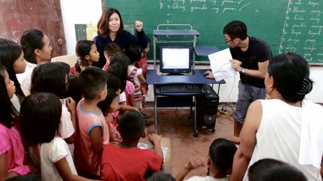 CLOSE ENCOUNTER WITH A COMPUTER Pupils and teachers at Luplupa Elementary School in Tinglayan town, Kalinga province, get to see for the first time a real computer. It is one of the units that the INQUIRER-based outreach group Awtdor Klub has donated to the school. RADING DE JESUS