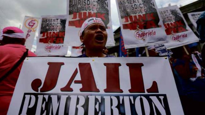 JAIL PEMBERTON Members of the women’s group Gabriela hold a rally on Chino Roces Bridge (formerlyMendiola) in Manila to demand that the government junk the Visiting Forces Agreement with the United States and jail USMarine Pfc. Joseph Scott Pemberton, the suspect in themurder of transgender Filipino woman Jeffrey “Jennifer” Laude. JOAN BONDOC
