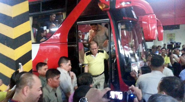Aquino gives away rubber wrist bands to the province-bound passengers at a bus terminal along Buendia Avenue, Makati. MATIKAS SANTOS/INQUIRER.net