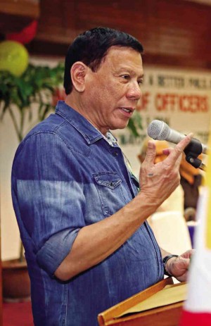DAVAO City Mayor Rodrigo Duterte speaks in Cebu City about federalism.  LITO TECSON/CEBU DAILY NEWS