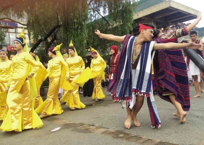 MARANAO dancers (left) and their refined dance steps meld with the frantic dance steps of Cordillera youths at Igorot Park in Baguio City, where the city’s indigenous Filipinos celebrated Tribal Filipino Sunday (now Indigenous Peoples’ Sunday) with the second Gong Festival.  VINCENT CABREZA/ INQUIRER NORTHERN LUZON