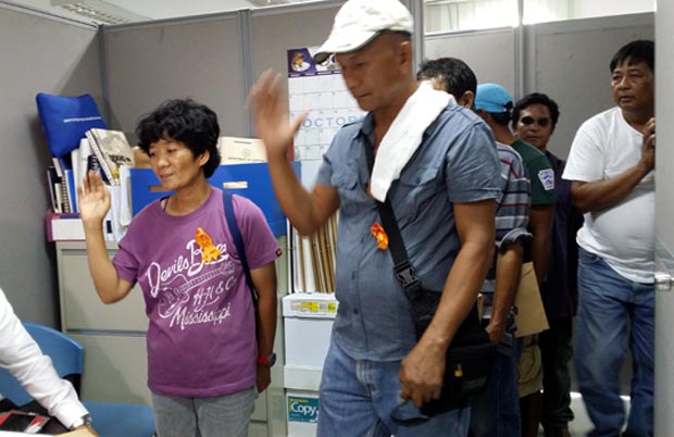 Hacienda Luisita farmers lined up to subscribe to their complaints before the Department of Justice's Prosecutors Office. The complained was filed against kin of President Aquino. Tetch Torres-Tupas/INQUIRER.net