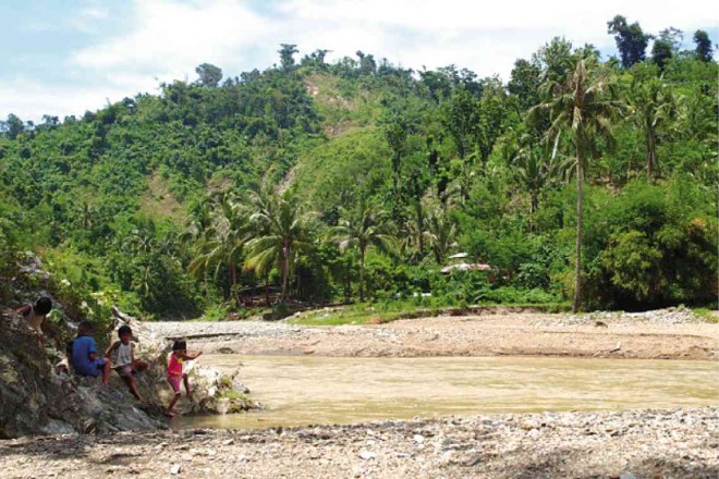 FARMLANDS in Barangay Alibunan in Calinog town, Iloilo province, will be covered by the proposed P11.2-billion Jalaur River Multipurpose Project Phase II. PHOTOS BY NESTOR P. BURGOS JR.