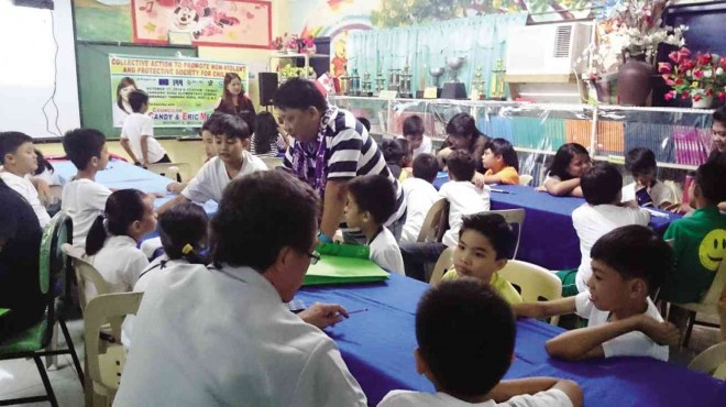 COMMUNITY paper editors and senior journalists interact with Tandang Sora Elementary School students after a lecture on children’s rights. LINDA B. BOLIDO