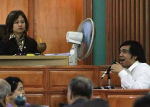 EXPLOSIVE TESTIMONY Whistle-blower Benhur Luy testifies during the hearing of the plunder case against Sen. Jinggoy Estrada at the Sandiganbayan. At left is Associate Justice Ma. Theresa Dolores C. Gomez-Estoesta. LYN RILLON