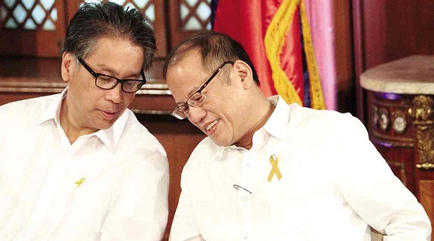 PRESIDENT Aquino leans over to listen to Interior Secretary Mar Roxas during a break from the oath-taking ceremonies of officials of the Union of Local Authorities of the Philippines in Malacañang.  GRIG C. MONTEGRANDE