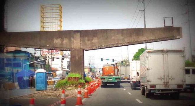 A LANDMARK GIVES WAY This decades-old boundary marker between Makati City and Manila is set for demolition tonight by the builders of the Skyway Stage 3 project. CONTRIBUTED PHOTO
