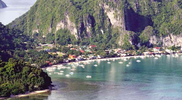 THE EL NIDO shoreline won’t betray the town’s lack of sewage facilities. PHOTO FROM EL NIDO TOURISM OFFICE 