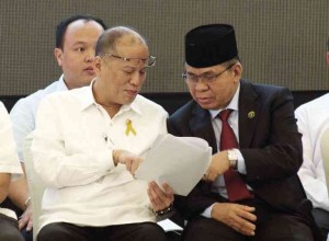 PRESIDENT Aquino and Moro Islamic Liberation Front chair Murad Ebrahim check documents at the closing ceremony of the Philippine Development Forum on Bangsamoro held at SMX Convention Center in Davao City on Thursday. BING GONZALES/INQUIRER MINDANAO