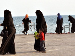 A maid carries a folding chair for waiting Saudi women along the sea front in the Red Sea coastal city of Jeddah. AFP FILE PHOTO Read more: http://globalnation.inquirer.net/80957/new-saudi-rules-set-rights-for-domestic-workers/#ixzz3HpsPShNT Follow us: @inquirerdotnet on Twitter | inquirerdotnet on Facebook 