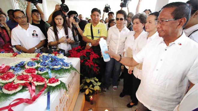 FPJ DEATH ANNIVERSARY  Vice President Jejomar Binay, Sen. Grace Poe and her mother, Susan Roces, visit the tomb of Fernando Poe Jr. at the Manila North Cemetery on the actor’s 10th death anniversary on Sunday.  ALLAN PEÑAREDONDO/CONTRIBUTOR