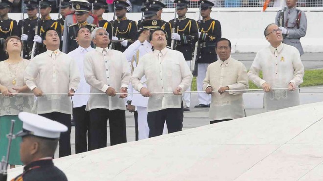 WHO’S NOT LOOKING UP? President Aquino (at right) leads the flag-raising rites to commemorate the 118th anniversary of the martyrdom of  Dr. Jose Rizal at Rizal Park. From left, National Historical Commission of the Philippines Chair Serena Diokno, Metropolitan Manila Development Authority Chair Francis Tolentino, Defense Secretary Voltaire Gazmin, Manila Mayor Joseph Estrada and a grim-faced Vice President Jejomar Binay.  JOAN BONDOC 