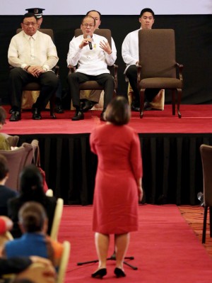 PRESIDENT MEETS JOURNALISTS President Aquino answers a question from INQUIRER Lifestyle editor Thelma San Juan during the annual Bulong Pulungan Christmas party at Sofitel Philippine Plaza in Manila on Friday. GRIG C. MONTEGRANDE
