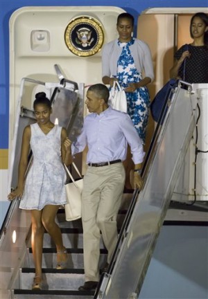 Barack Obama, Michelle Obama, Sasha Obama (Short), Malia Obama (Tall)