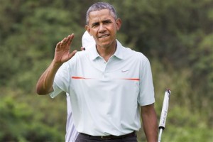 US President Barack Obama waves to the traveling press as he plays golf with Malaysian Prime Minister Najib Razak  on Dec. 24 at Marine Corps Base Hawaii's Kaneohe Klipper Golf Course during the Obama family vacation. AP 