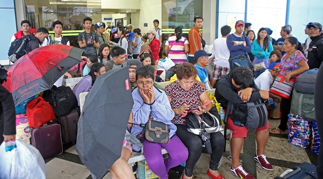 TYPHOON SENIANG STRANDED PASSENGERS/DEC.29,2014:Many passengers were stranded due to typhoon seniang in Pier 1.(CDN PHOTO/LITO TECSON)