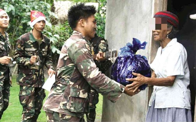 Soldiers distribute packed goods for “noche buena” to relatives of communist guerrillas in the hinterlands of Mansalay and Roxas towns in Oriental Mindoro province.  PHOTO COURTESY OF THE PHILIPPINE ARMY SOUTHERN LUZON COMMAND 
