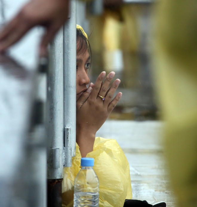An unidentified lady listens the mass of Pope Francis in Tacloban airport. CDN