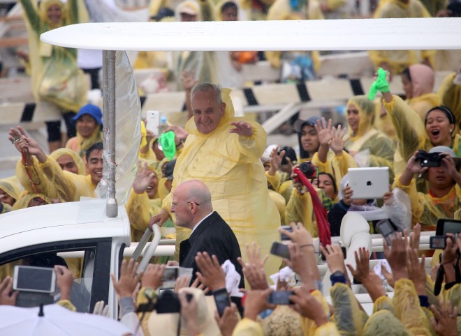 Pope Francis waves to devotees who attendeded his mass in Tacloban airport. CDN