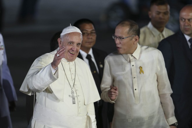 Pope Francis together with President Aquino upon arrival at the Presidential Hangar in Villamor Airbase in Pasay City. PDI/Edwin Bacasmas