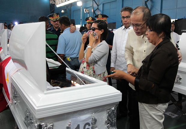  UNSPEAKABLE GRIEF  President Aquino lends an ear to those who have lost their dearest and nearest before the necrological rites for 44 members of the Special Action Force slaughtered by Moro rebels. MALACAÑANG PHOTO BUREAU 