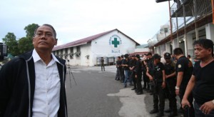 Bureau of Corrections Director Franklin Jesus Bucayu with his men during a raid inside the maximum security in National Bilibid Prison, Muntinlupa. EDWIN BACASMAS