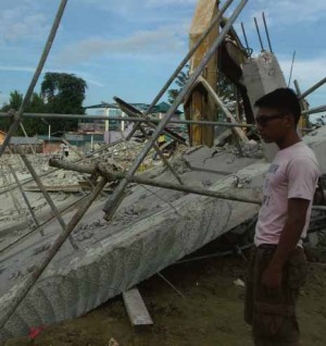 KILLERWALL Eleven people, including a 7-year-old boy and a pregnant woman, died when a wall collapsed and fell on workers’ quarters in Guiguinto town, Bulacan province, onMonday. CARMELA REYES-ESTROPE/INQUIRER CENTRAL LUZON
