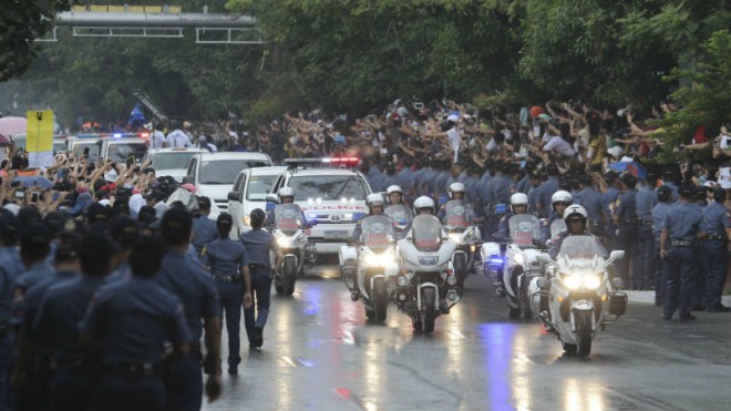 The Pope's convoy arrives near the Apostolic Nunciature in Manila after Pope Francis celebrated mass at the Manila Cathedral on Friday, January 16, 2015.     PDI/Rem Zamora