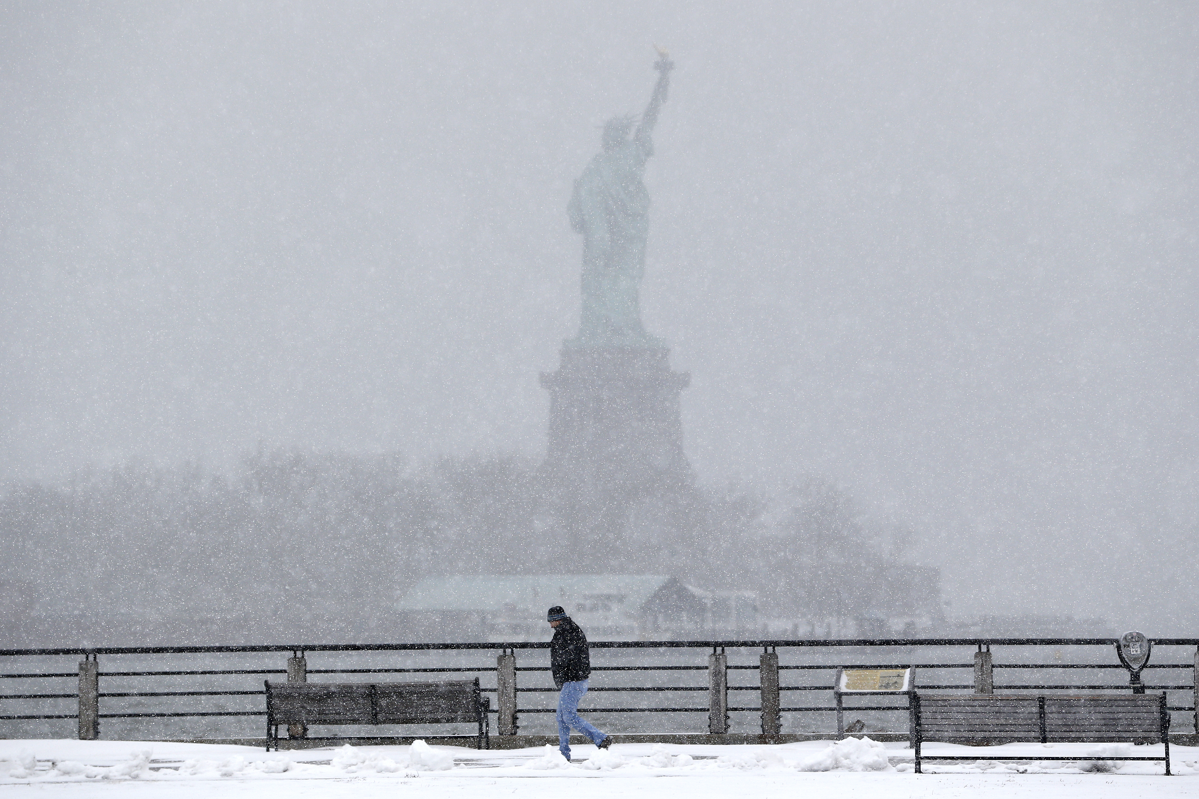 Молния попала в статую свободы. Статуя свободы Нью-Йорк в снегу. Нью-Йорк зимой статую свободы. Статуя свободы послезавтра. Нью-Йорк статуя свободы в тумане.