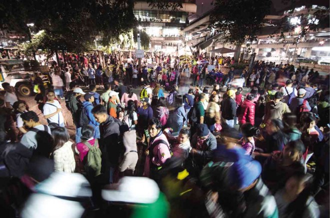 Hundreds of Baguio residents, including commuting tourists, ended up stuck for hours in long queues at public jeepney stands on Jan. 16 due to a second traffic gridlock. Many visitors drove up again to Baguio, some from Manila, which was placed on holiday to accommodate the itinerary of Pope Francis. RICHARD BALONGLONG/INQUIRER NORTHERN LUZON