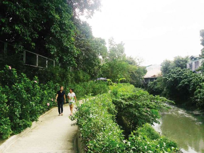 Pasong Tamo creek now offers a leisurely stroll thanks to a P9.5-million linear park, whose construction required the relocation of some 200 informal settlers from the banks. CONTRIBUTED PHOTOS