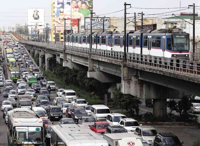 Traffic builds up near Edsa-Kamuning in Quezon City as people head back to the metropolis at the end of the holiday break. Traffic flow on expressways in Central and northern Luzon, however, has been reported to range from light to moderate.  RAFFY LERMA
